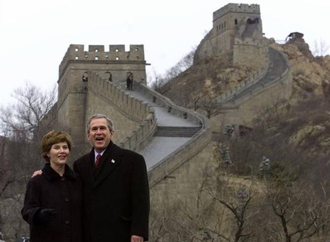 2002年2月，时任美国总统小布什（George Walker Bush）和夫人参观游览长城。