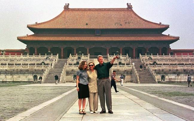 1998年6月，时任美国总统克林顿及家人参观北京故宫。