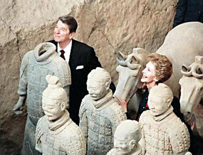 1984年4月，时任美国总统里根和夫人参观陕西秦始皇陵兵马俑。