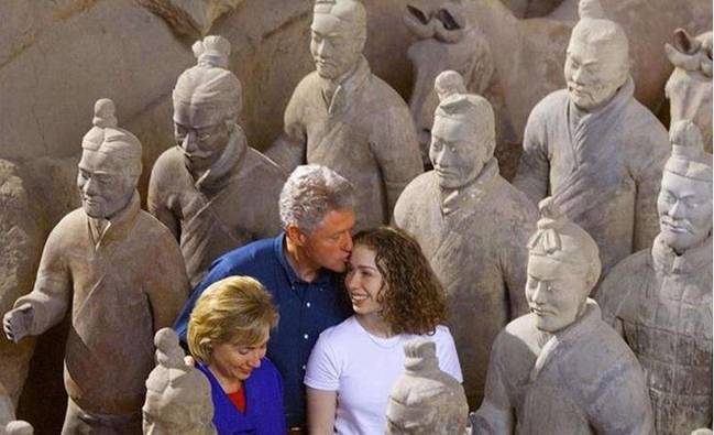 1998年6月，时任美国总统克林顿参观陕西秦始皇陵兵马俑。