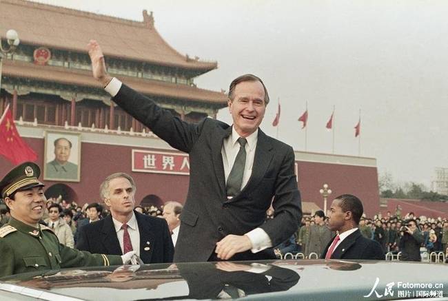 1989年2月，时任美国总统老布什（George H.W. Bush）在向天安门广场上的人群挥手致意。