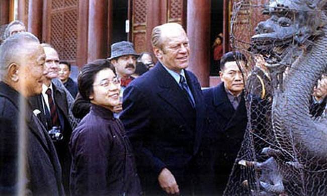 1975年12月，时任美国总统福特游览北京颐和园。