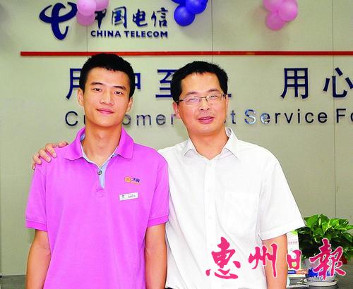 简健文（右）和刘志勇。 本报记者龚 妍 通讯员郑国爱 摄
