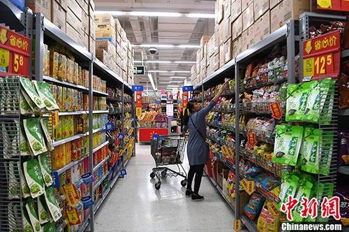 资料图：广西南宁某超市内，民众在选购食品。<a target='_blank' href='http://www.chinanews.com/'>中新社</a>记者 俞靖 摄