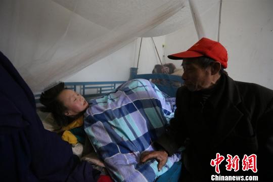 女儿瘫痪20年，孔凡贵始终不离不弃悉心照顾。　吴延　摄
