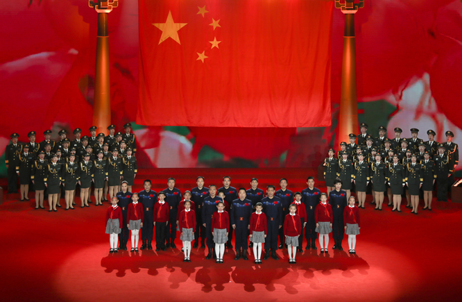 在时代楷模发布仪式现场，航天员与全场观众一起合唱《歌唱祖国》。 王泗江摄