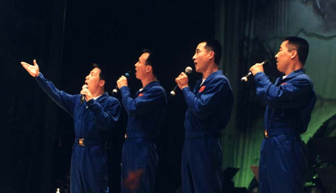 2001年12月 航天员杨利伟 费俊龙 翟志刚  张晓光组成的小合唱组合参加文艺晚会