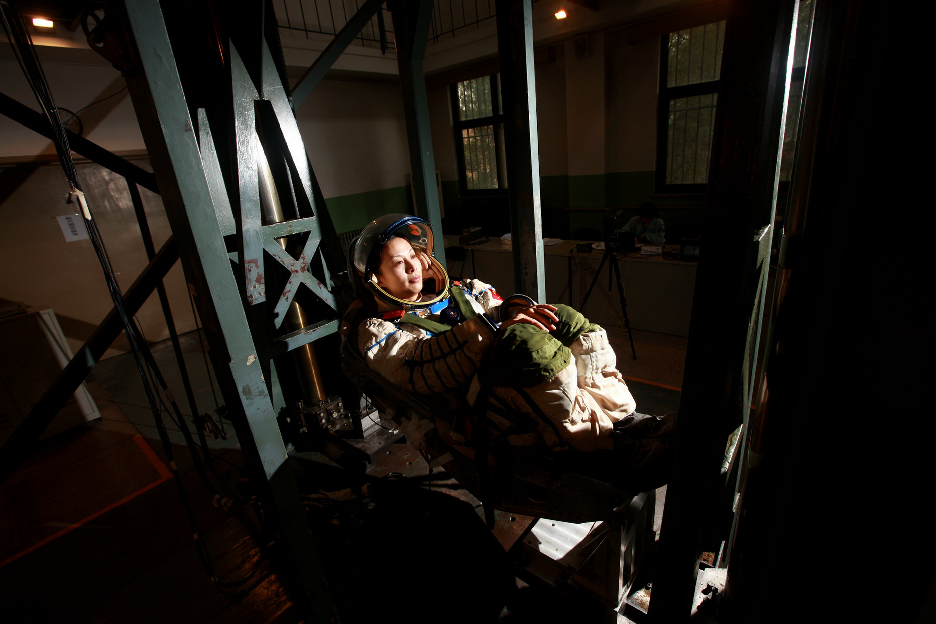 2011年07月22日 王亚平在冲击塔进行冲击训练 摄影：朱九通