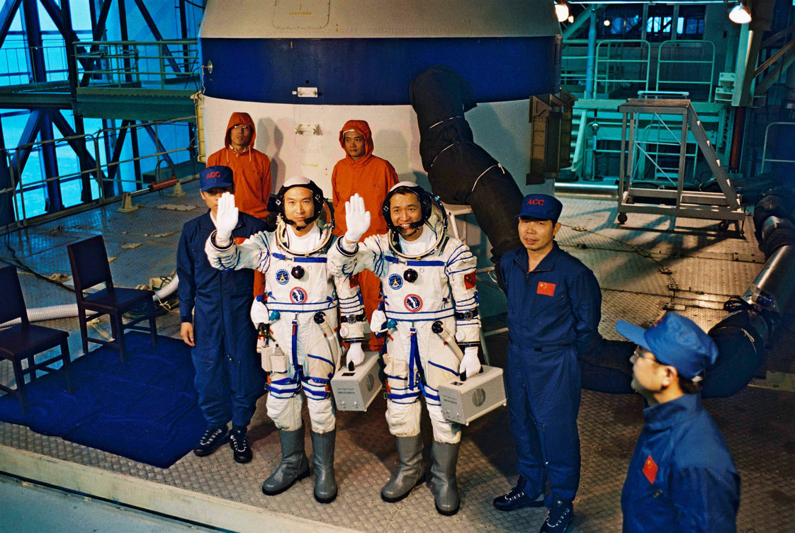 2005年09月22日 费俊龙 聂海胜在酒泉卫星发射中心进行人-船-箭-地合练 摄影：朱九通
