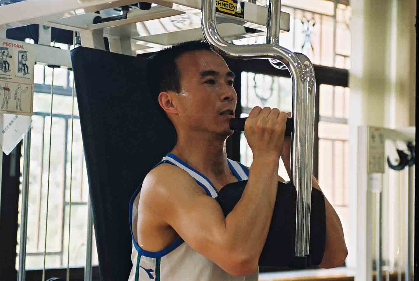 2005月8月 费俊龙在体训馆进行体能训练