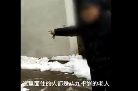 大爷怒刮挡道车写满“没有教养”：后讲和赔其2500元