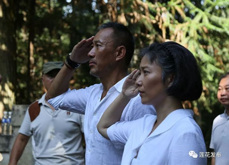 ▲2017年9月，《初心》在莲花县正式杀青。在即将离开莲花之前，剧组主创人员再次来到将军墓缅怀甘祖昌。