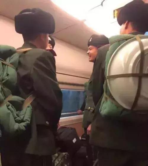 军人坐火车被埋怨不让座，网友不乐意了：别给群众丢人！