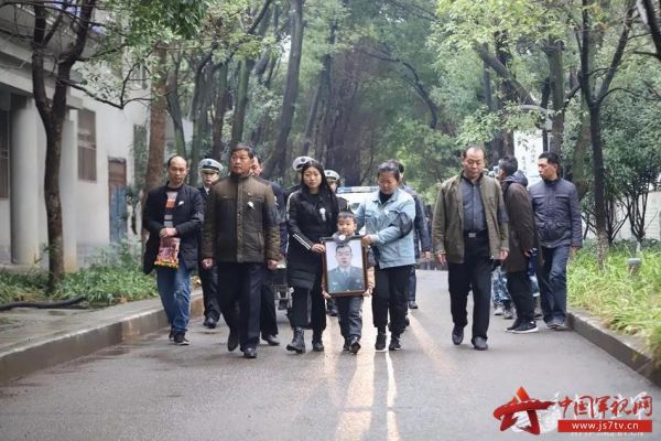 空降兵李道洲烈士追悼会在武汉举行 市民送别救人英雄