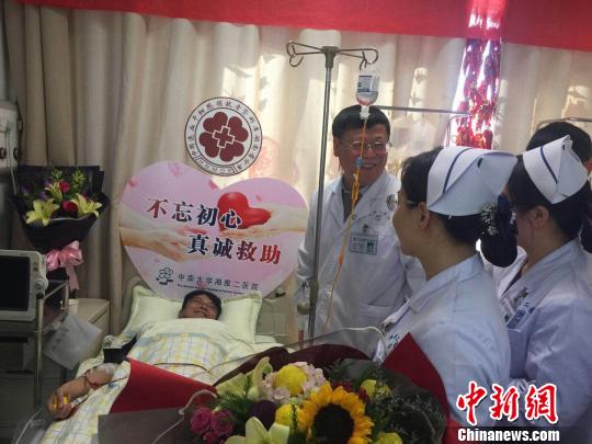 湖南郴州的志愿者李万进行非血缘造血干细胞采集 湘雅二医院供图