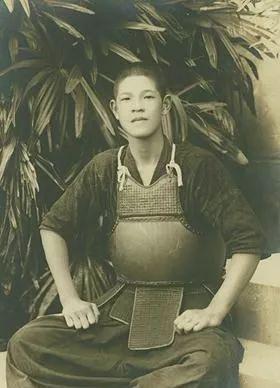 年轻时学习剑道的李登辉，一副日本人模样。