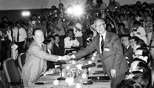 1993年4月27日“汪辜会谈”前汪道涵（左）与辜振甫握手的资料照片。