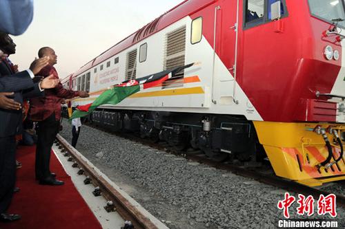 资料图：由中国企业承建的肯尼亚港口城市蒙巴萨至首都内罗毕的蒙内铁路成功开通。<a target='_blank' href='http://www.chinanews.com/'>中新社</a>记者 宋方灿 摄