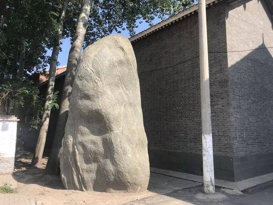 胡家祖宅背后的巨石，有5米多高。新京报记者贾世煜 摄