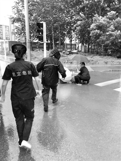 宋亦男（左一）等医护人员下车冲到雨中救人。