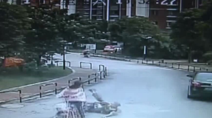 扬州一女子骑车撞人回头围观，网友回复“你如何忍心”