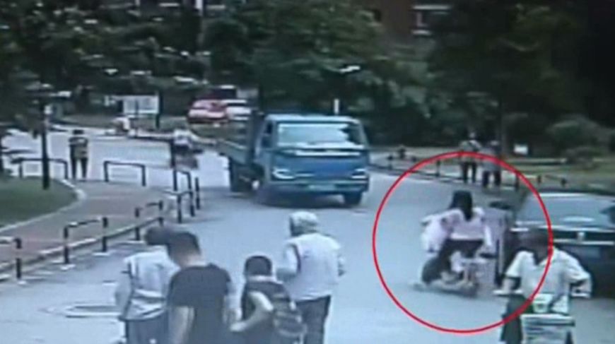扬州一女子骑车撞人回头围观，网友回复“你如何忍心”