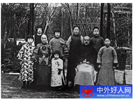 七妹杨桼(音同漆,八妹杨必站在母亲唐须嫈(音同英)两旁,小弟杨保俶站