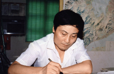 1989年，宗庆后在办公室里。