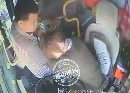 “公交司机行驶中遭殴打”