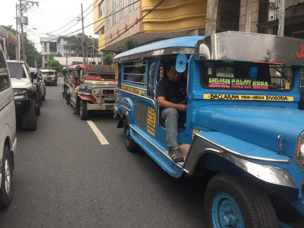 Jeepney是马尼拉街头常见的公共交通工具。