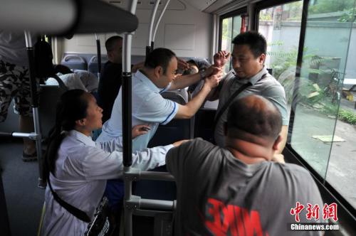 资料图：2014年7月16日下午，北京公交总队718路公交车总站举行“反恐演习”。图为公交车司机、售票员和乘客一同制服“嫌疑人”。　<a target='_blank' href='http://www.chinanews.com/' >中新网</a>记者 金硕 摄