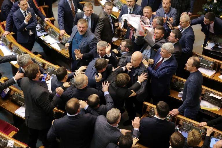 拳拳到肉乌克兰议会因为普京爆发拳击群殴图