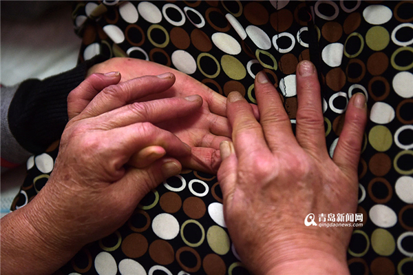 5尹爱莲的左手已经可以活动，但右手还是处于蜷缩状态，婆婆每天都要给她按压。