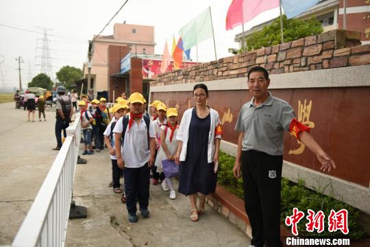 小学校长化身“马路卫士”30余年护学生出入平安