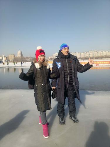资料图：徐凯与杜全志合照，近几年他们二人都会参加多项冬泳比赛。