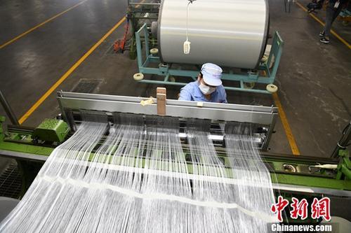 资料图：玻璃纤维生产厂。<a target='_blank' href='http://www.chinanews.com/'>中新社</a>记者 张浪 摄