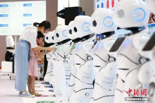 图为小朋友与机器人互动。 <a target='_blank' href='http://www.chinanews.com/'>中新社</a>记者 富田 摄