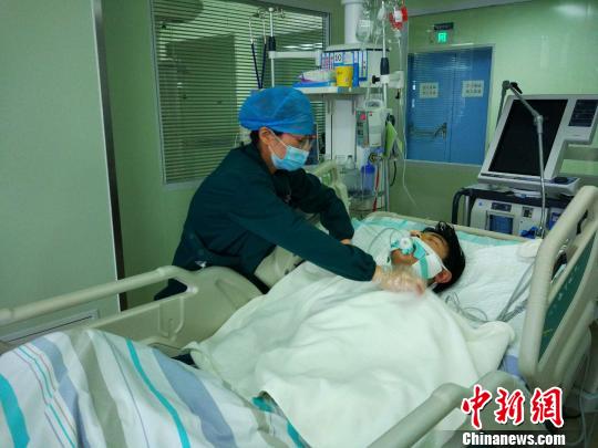 湖北宜昌：中学生遇车祸重伤昏迷七千余人次捐款