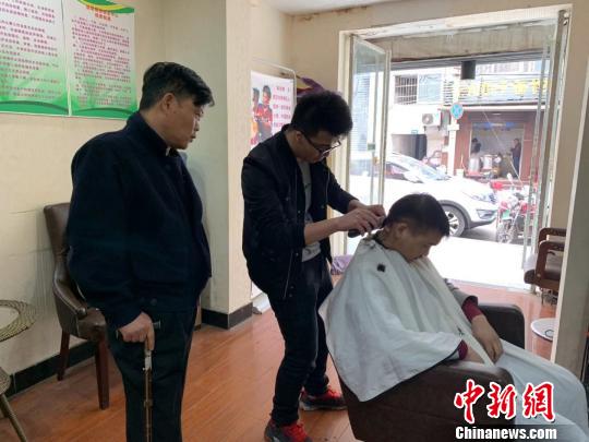武汉残疾理发师免费收徒两百余人只为回报社会