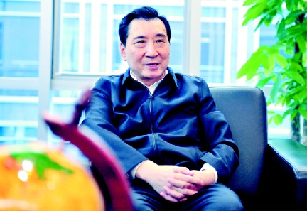 全国政协常委卢纯接受本报记者专访。    本报记者  姜贵东  摄