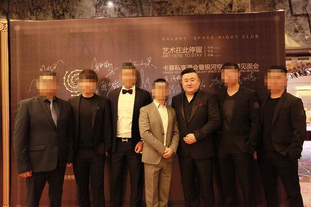 2017年初，孙小果（右三）出席银河酒吧的宣传活动，并在背景广告板上签名。 （新浪微博截图/图）