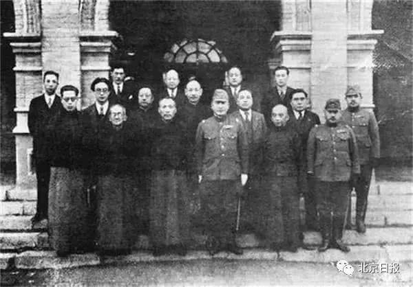 潘毓桂（一排左二）与日伪合影