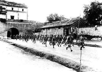 驻守宛平城的士兵奔赴卢沟桥抵抗日军