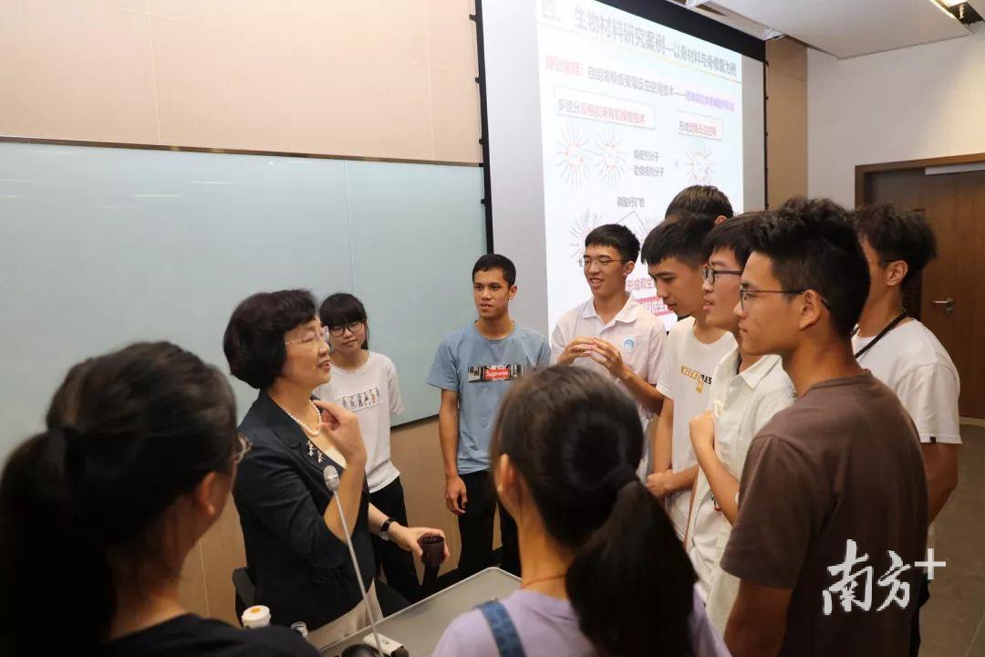 中国工程院院士王迎军课后与学生交流。