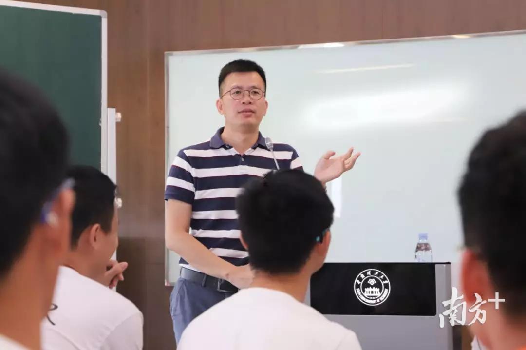华工广州国际校区吴贤铭智能工程学院副院长谢龙汉向学生介绍“双导师”制。