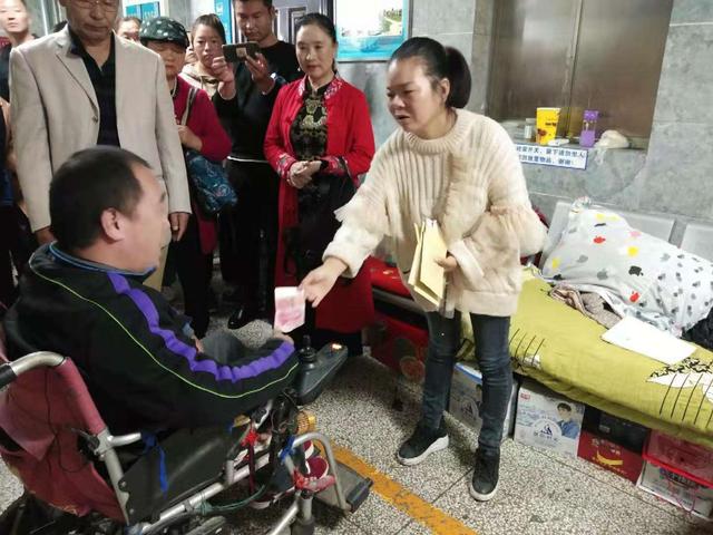 昔日残疾受助者王六勇坐着轮椅帮英雄