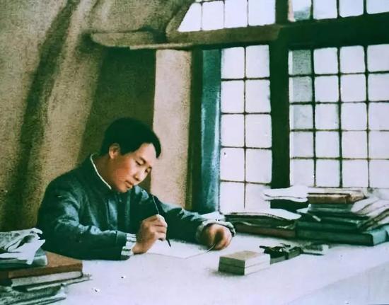  1938年，毛泽东在延安窑洞撰写《论持久战》。