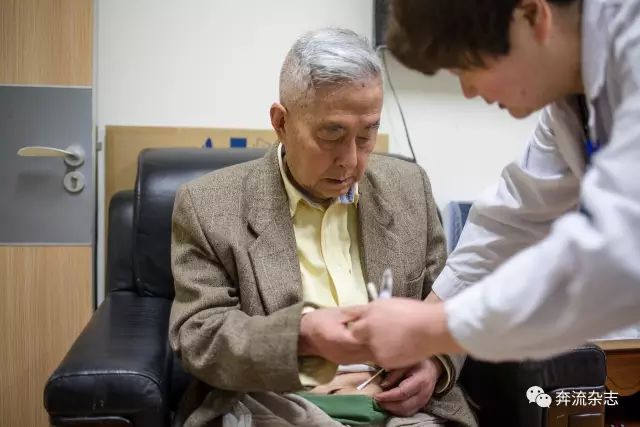 医生为杨维骏注射胰岛素。