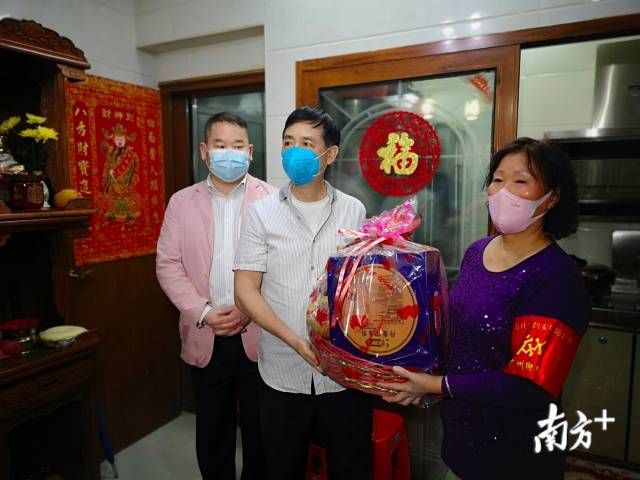 4月3日，广州市见义勇为基金会慰问见义勇为牺牲者家属姚翠容（右1）。