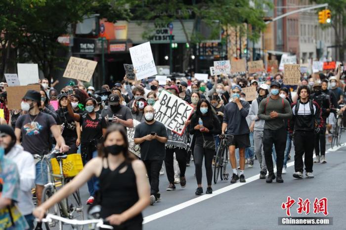 当地时间6月1日，纽约民众在曼哈顿街道游行抗议警察暴力执法。5月24日，在美国明尼苏达州明尼阿波利斯市，非裔美国人乔治·弗洛伊德因警察在执法过程中涉嫌动作失当而身亡。此事件在全美引发示威浪潮。在纽约市，抗议活动已持续5天。<a target='_blank' href='http://www.chinanews.com/'>中新社</a>记者 廖攀 摄